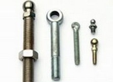 非標螺釘?shù)能堉乒に?/></p><p>　　這次試驗共冶煉了２爐非標螺釘制作鋼，試驗軋制了其中一爐的２根鋼坯，規(guī)格為１３ｍｍ的盤條。粗、中軋溫度為１０００～１０５０℃，精軋采用低溫軋制，溫度為７５０～８３０℃，吐絲后分兩段控制冷卻，５５０℃以上以大于等于５℃／ｓ的速度快冷，小于５５０℃以１℃／ｓ的速度緩冷。分段冷卻的快速冷卻段使冷卻曲線避開了ＣＣＴ曲線的鐵素體／珠光體區(qū)，溫度冷卻至Ｂｓ溫度（５５０℃）附近后，采用慢的冷卻速度可以使冷卻曲線通過貝氏體形成區(qū)，容易獲得貝氏體組織。</p>
            </div>
			<div   id=