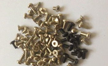 非標準螺釘?shù)谋砻嫣幚砉に?/></p><p>　　<strong>2、鈍化</strong></p><p>　　對螺釘在加工過程中進行一次鈍化處理，不僅能夠?qū)⒙葆斏厦娴匿P跡、污跡溶解，還能夠?qū)β葆敱砻嫘纬梢粋€保護層，保護螺釘不受到腐蝕，這種加工方式比較經(jīng)濟，省錢。</p><p>　　<strong>3.鍍叻合金/鋅鐵合金</strong></p><p>　　還有一種對非標螺釘表面處理的方法就是添加一層鍍叻合金/鋅鐵合金，這種方式能夠大大增強其產(chǎn)品的抗銹能力。</p><p>　<strong>　4.電泳</strong></p><p>　　這種表面處理的方法采用的是電泳技術(shù)，通過電冰技術(shù)，能夠讓橡膠、油漆、乳膠等覆蓋到螺釘?shù)谋砻?，?jīng)過這種處理之后，螺釘變得非常的平整、均衡。</p><p>　<strong>　5.噴漆</strong></p><p>　　該處理方法就是利用噴槍在螺釘表面均衡的噴上不同顏色的薄層，通過這種處理方法處理的螺釘顏色多樣，美觀，在電子產(chǎn)品中是比較常用到的。</p><p>　　以上就是目前常見的幾種非標準螺釘?shù)谋砻嫣幚砉に?，螺釘在工業(yè)生產(chǎn)中的任務(wù)是相當重的，一枚好質(zhì)量的螺釘能夠保證物品的緊固程度。隨著螺釘生產(chǎn)技術(shù)的多樣化，廠家可以根據(jù)客戶不同的要求，生產(chǎn)處符合其要求的螺釘。</p>
            </div>
			<div   id=