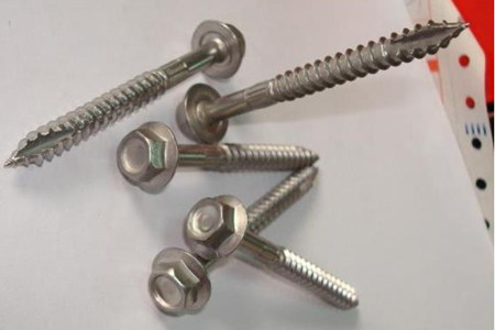 自攻螺釘?shù)氖褂眉记珊椭饕猛?/></p><p>　　2、該螺釘非常適合在木質(zhì)材料上使用。一般可以手工直接操作，由于人力限制，因此該螺釘尺寸一般都很小，使用范圍也有限。</p><p>　　3、該螺釘是把絲錐和螺栓結(jié)合在一起。前面部位是絲錐，后面部位是螺紋。當(dāng)用于比較柔軟的材料上面時(shí)，鉆好空就能夠直接擰入。由絲錐攻出螺紋，然后讓螺栓螺紋吃勁就可以完成緊固和連接。如果螺釘直徑較小，材料本身也很軟，甚至不用預(yù)先打孔，直接就可以使用。</p><p>　　4、螺釘在使用的時(shí)候，需要考慮直徑級(jí)數(shù)、每英寸長(zhǎng)度螺紋數(shù)量和螺桿長(zhǎng)度這三個(gè)重要參數(shù)。一般來說螺釘?shù)闹睆郊?jí)數(shù)可以分為10級(jí)和12級(jí)兩種，對(duì)應(yīng)的螺釘直徑分別是4.87mm以及5.43mm;每英寸長(zhǎng)度螺紋數(shù)量可以分為14、16、24三種，一般每英寸長(zhǎng)度螺紋數(shù)量越多，就表明自鉆的能力越強(qiáng)。</p><p>　　<strong>主要用途</strong></p><p>　　該螺釘一般多用于薄的板材之間的連接和緊固。由于其螺紋為具有弧形三角截面的普通螺紋，加上螺紋表面硬度較高，因此在使用的時(shí)候，螺釘可以從被連接件螺紋底孔中攻出內(nèi)螺紋，從而實(shí)現(xiàn)連接目的。</p><p style=